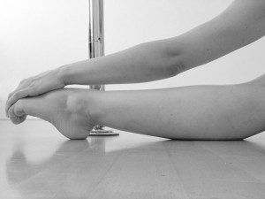 Fuesse dehnen mit Hand (c) Kovacec